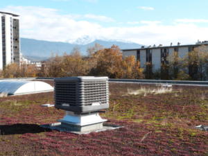La ventilation adiabatique repsoe sur un système dit "naturel" qui part du principe que l'air est toujours plus frais près de l'eau