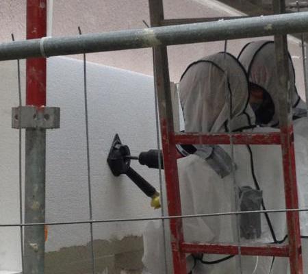 Depuis 2015, Spebi couple l'encapsulage de l'amiante et la rénovation thermique des façades, une alternative plus économique que le désamiantage classique.