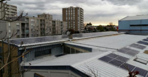 Des bâtiments anciens collés les uns aux autres, en zone urbanisée… En dépit d'une configuration peu favorable, Inelia a installé une centrale photovoltaïque fournissant plus de 20% de la consommation électrique des locaux.