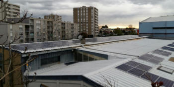 Des bâtiments anciens collés les uns aux autres, en zone urbanisée… En dépit d'une configuration peu favorable, Inelia a installé une centrale photovoltaïque fournissant plus de 20% de la consommation électrique des locaux.