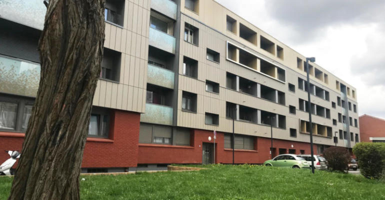 La facture d'énergie des locataires de la résidence fontaine Del Saulx à Lille a été réduite de moitié. Les logements en classe énergétique « F » sont à présent classés « C », soit un gain de 65% sur le diagnostic de performance énergétique.